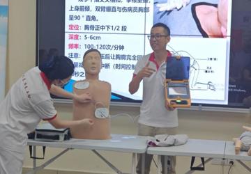 南山：红十字工作站进社区开展急救培训“老年人学点急救知识至关重要！”